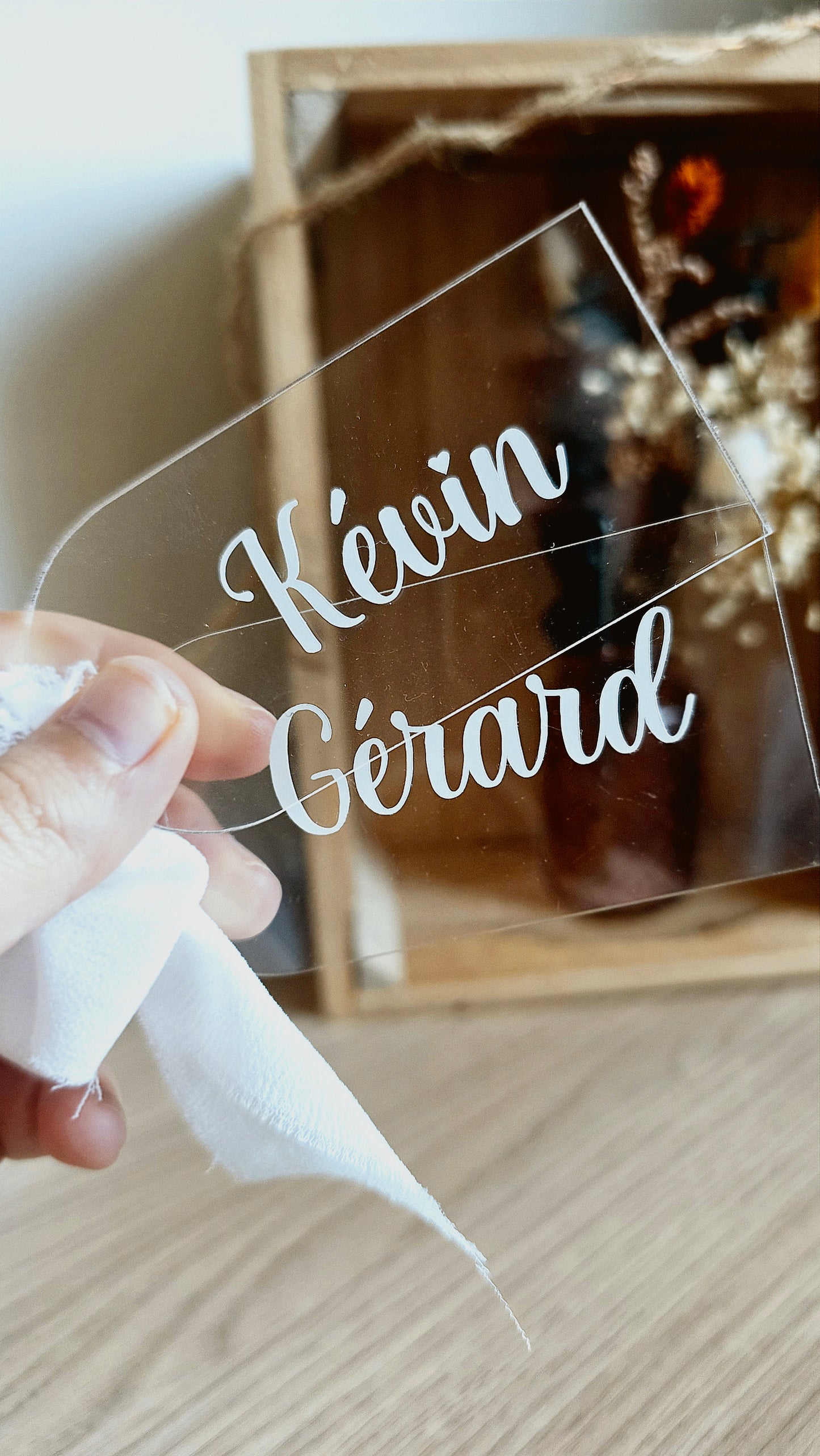 Marque place plexiglass avec ruban