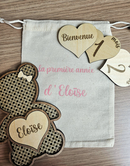 Carte étape Ourson personnalisée en bois – Souvenirs des premiers mois de bébé